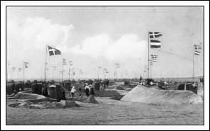 Fanø Vesterhavsbad med sandborge, strandkurve og danske og slesvig-holstenske flag