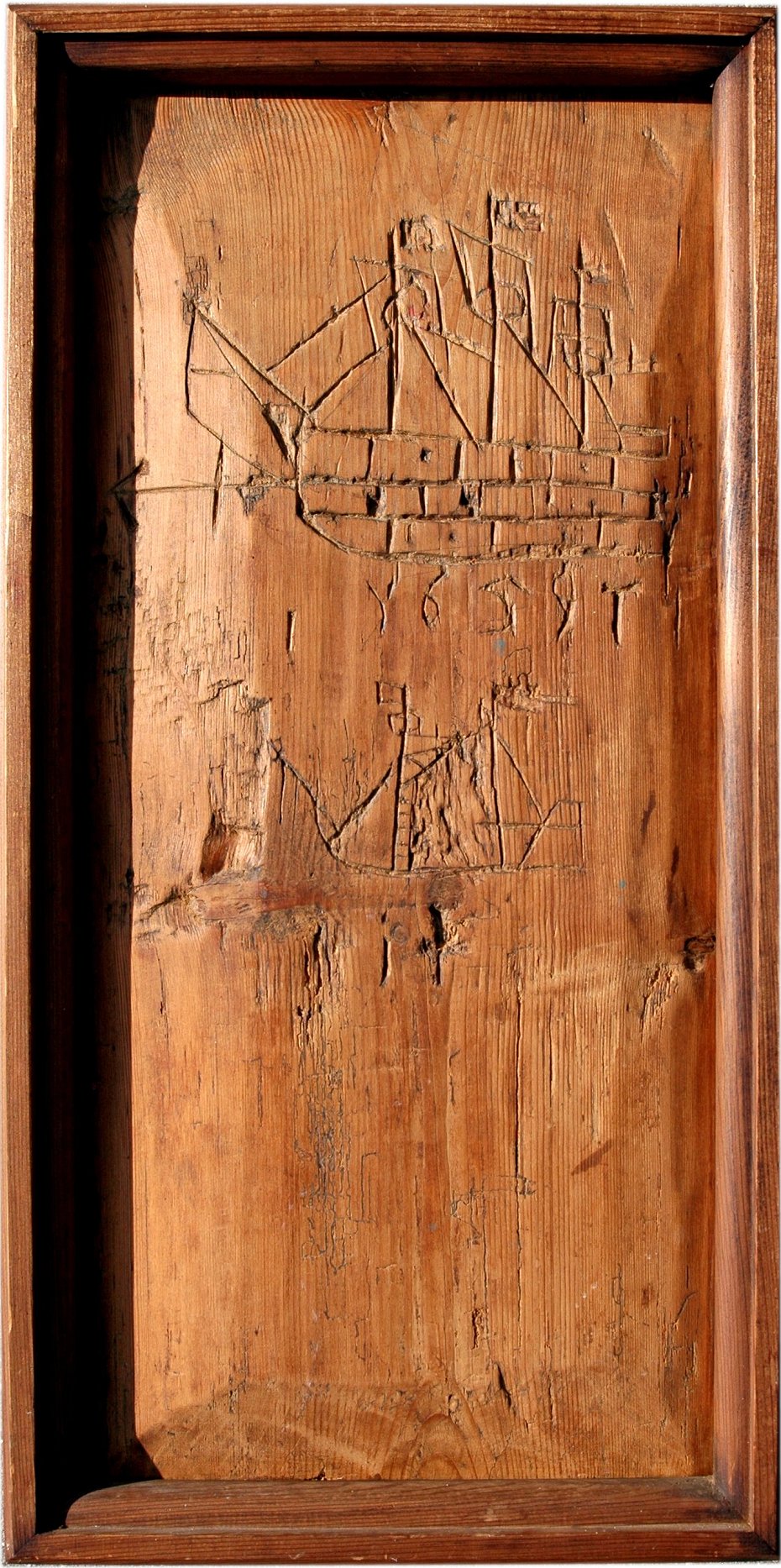 Sejlskibe snittet som graffiti i 1659 på et stolestade i Sønderho Kirke