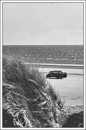 På stranden ses rutebilen på vej til Rindby og Sønderho