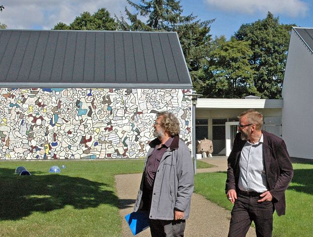 Dubuffets keramiske væg Epokh udført af Erik Nyholm i 1977 opsat i 1982