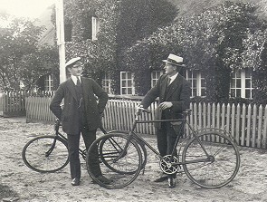 To cyklister foran Sønderho Kro