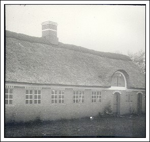 Foto af huset formentlig taget ret kort tid efter dets genopførelse på Frilandsmuseet