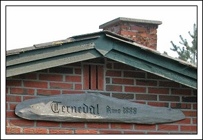 Fangstmandens lille hus her nok i lettere moderniseret udgave, men med årstallet 1888 for grundlæggelsen af Ternedal Fuglekøje