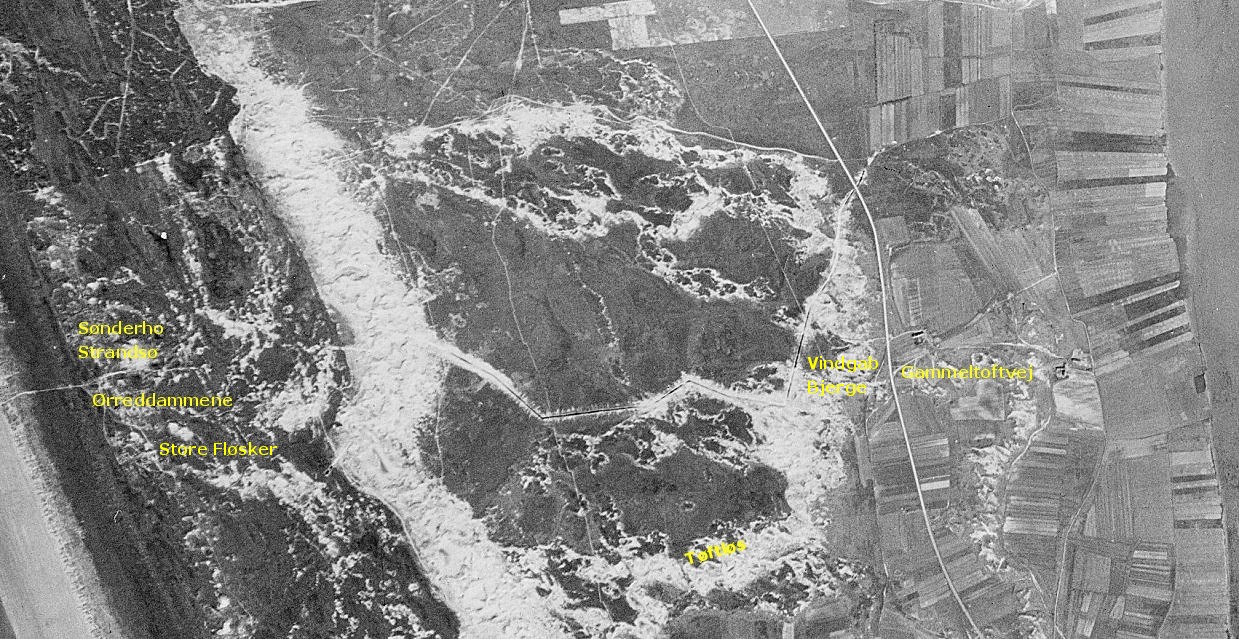 Flyfoto fra 1945 med tydelig aftegning i landskabet af tankgraven anlagt af den tyske besættelsesmagt i 1944