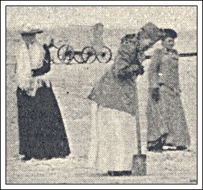 Damerne markerer i sandet planlægningen af en større sandborg