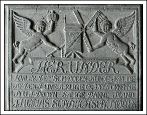 Gravsten fra 1780 med to engle og Sønderho Mølle