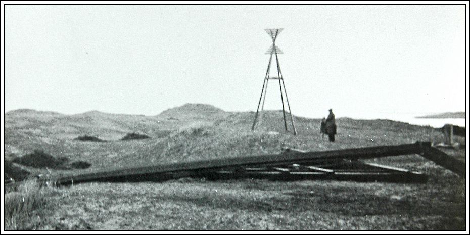 Den væltede kåver efter stormen 19. oktober 1935. Efter fotografi i Sognearkivet i Sønderho