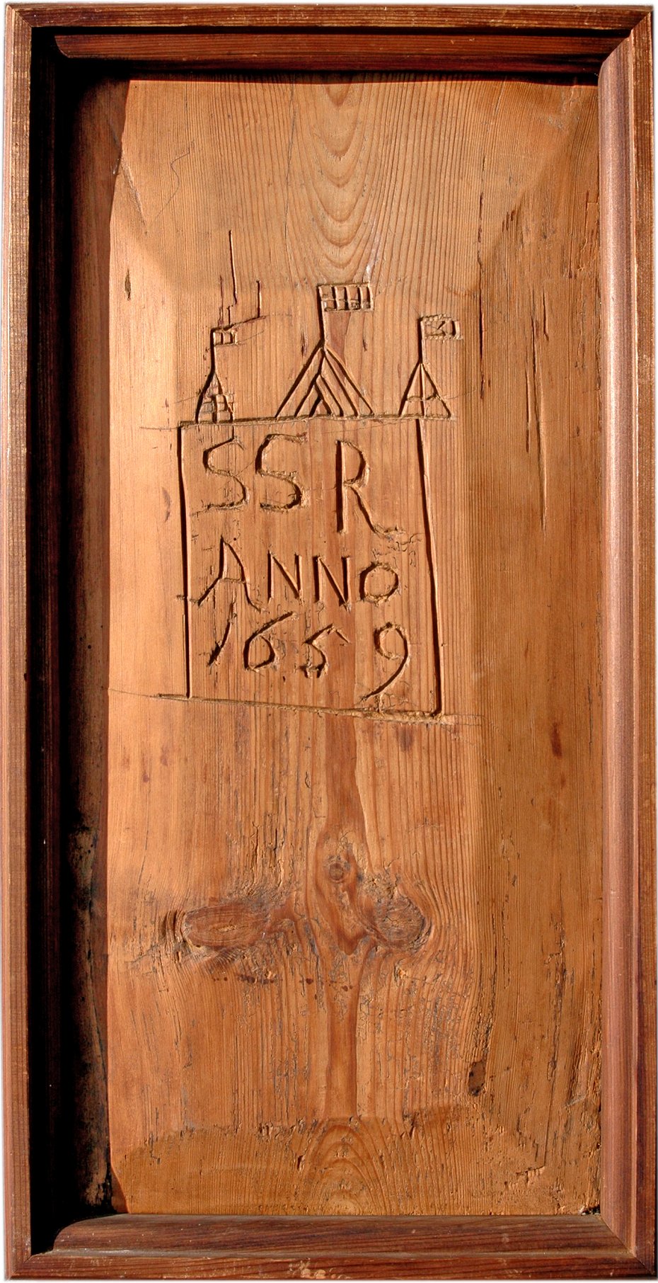 Æ kåver snittet som graffiti i 1659 på et stolestade i Sønderho Kirke