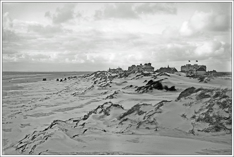 Fanø Vesterhavsbad med udsigt over strand, klitter og feriehuse