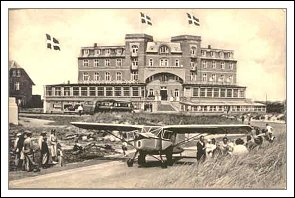 Postkort med de to hoteller og et fly