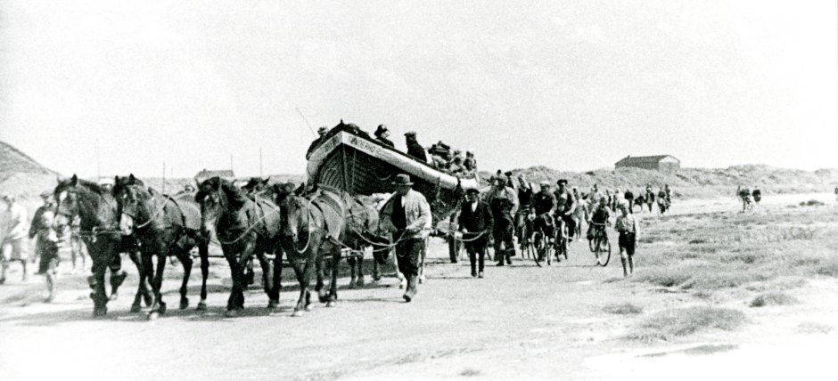 En øvelse med redningsbåden på Sønderho Strand omkring 1950