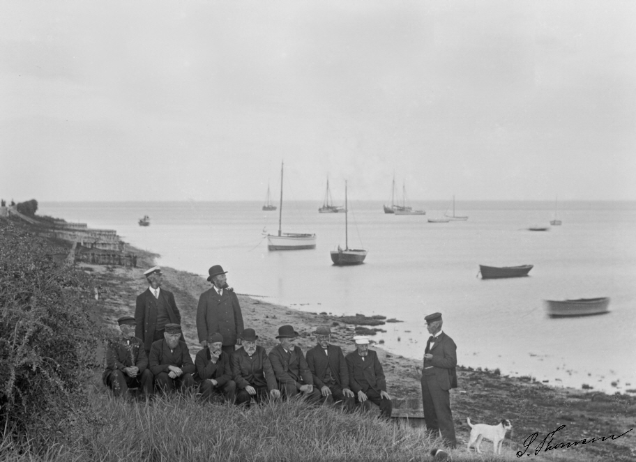 Skippere og andet godtfolk på havnen i Sønderho før 1924 fotograferet af Sonnich Thomsen