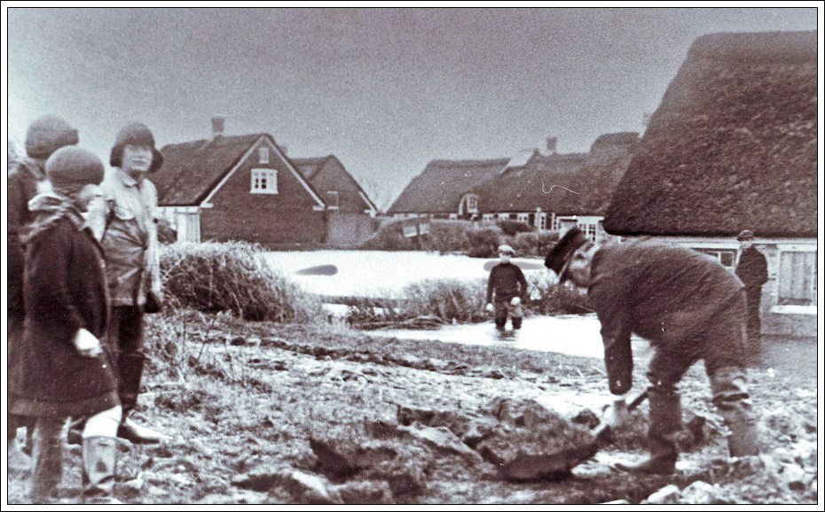 Vandet trængte ind alle steder under stormfloden i Sønderho 1928