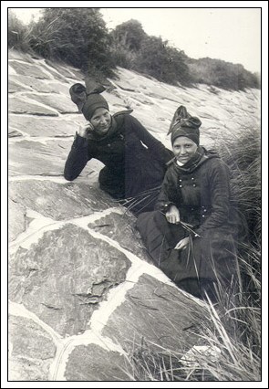 To piger i Fanødragter fotograferet på stendiget omkring 1918 af fotograf Petrea Lund