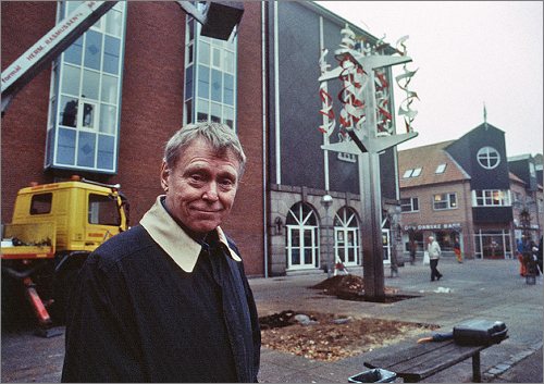 Per-Olof Ultvedt fotograferet under opstillingen af skulpturen i oktober 1996